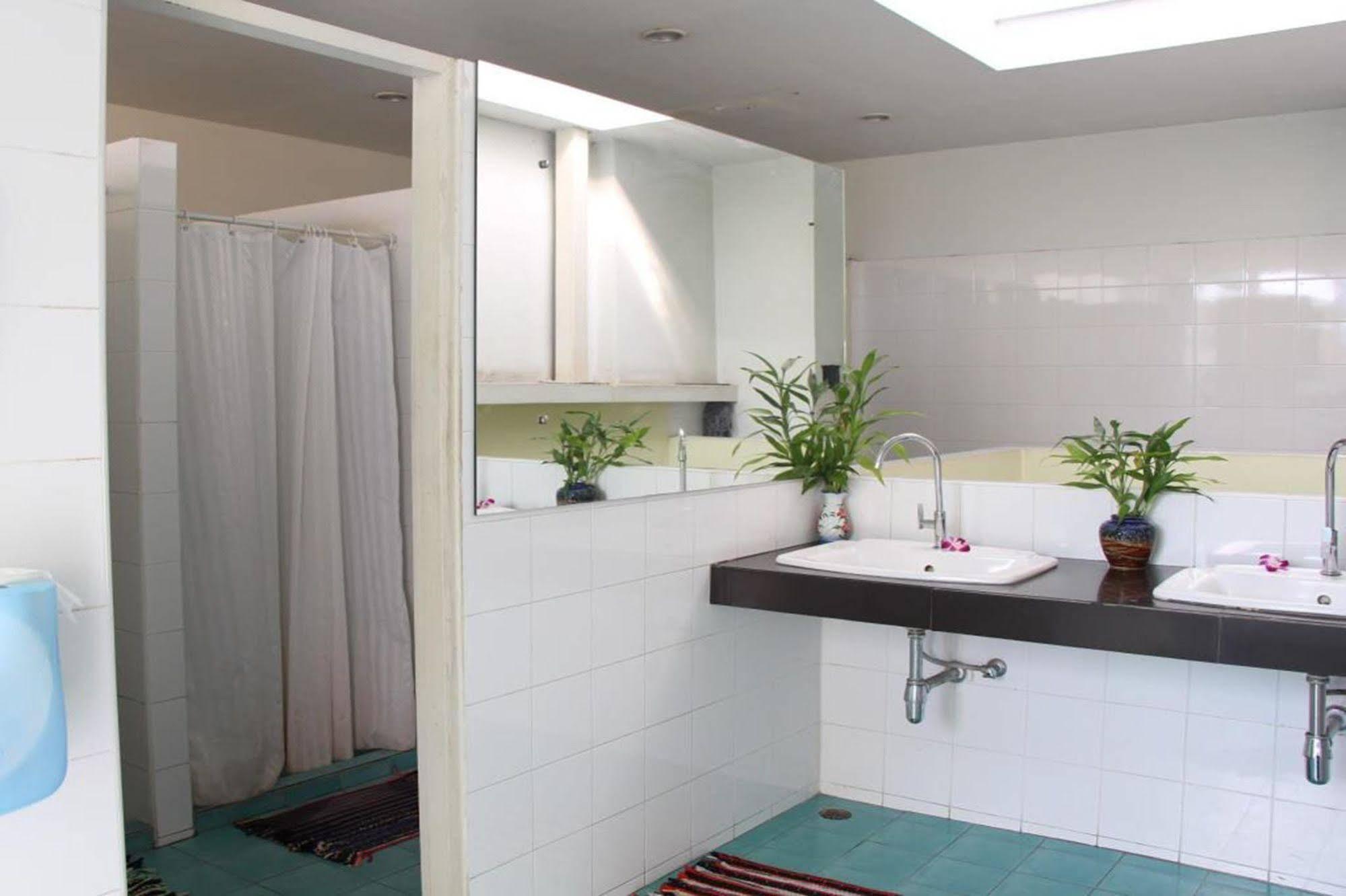 Oyo 1054 Phuket Backpacker Hostel Extérieur photo