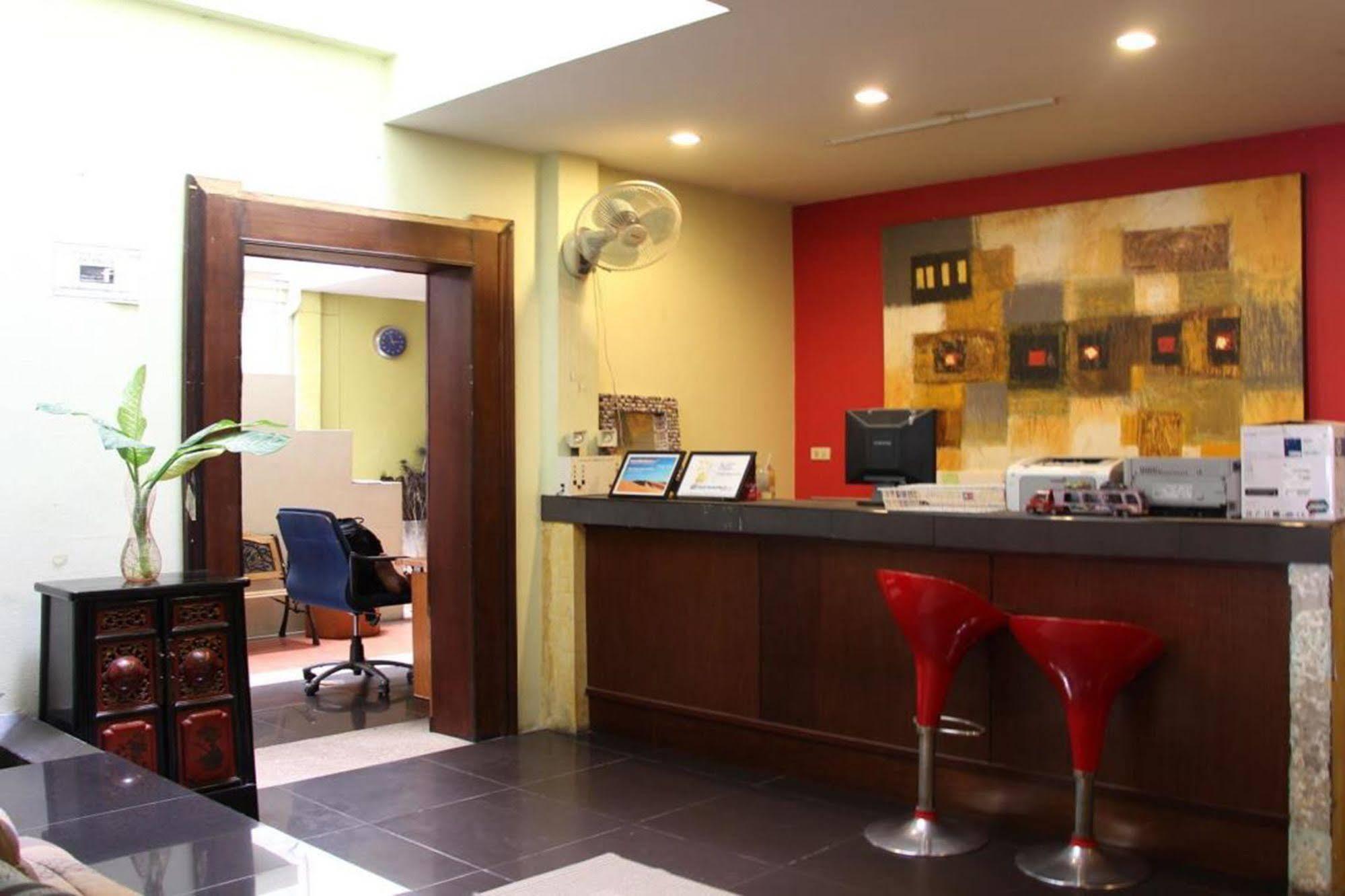Oyo 1054 Phuket Backpacker Hostel Extérieur photo