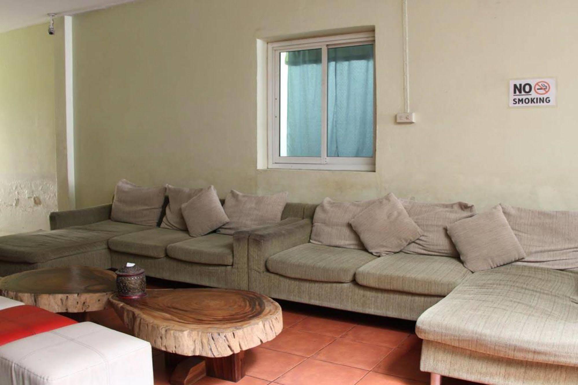 Oyo 1054 Phuket Backpacker Hostel Extérieur photo