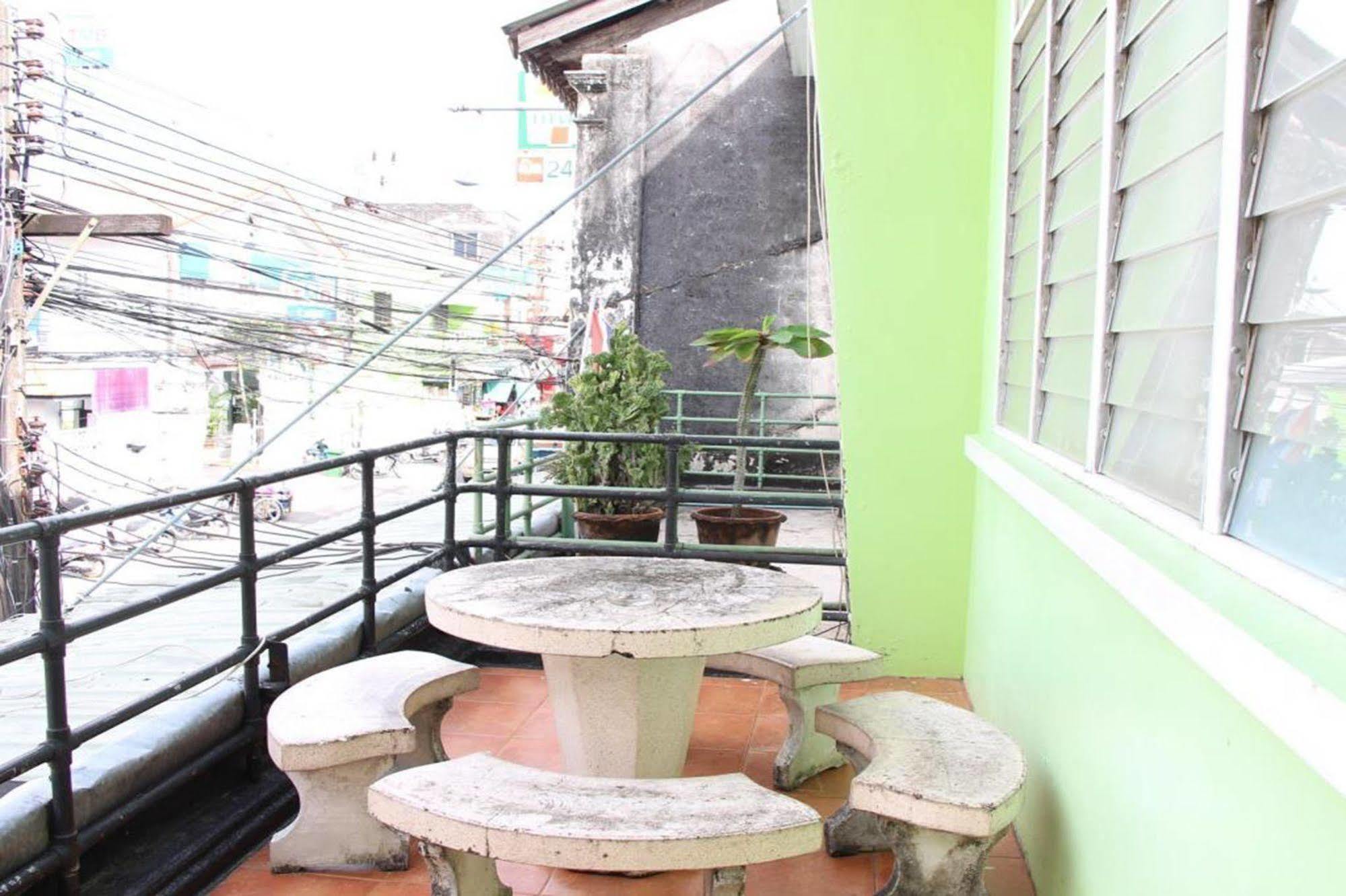 Oyo 1054 Phuket Backpacker Hostel Extérieur photo